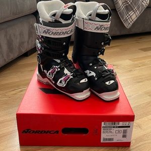 Nordica speed machine 105w size 22.5 (womens 6-6.5shoe)
